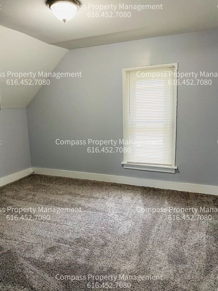 728 Baxter St Se #2 - Photo 5 of 10