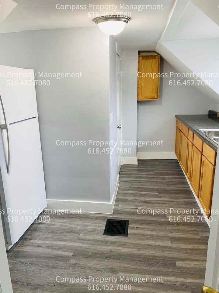 728 Baxter St Se #2 - Photo 6 of 10