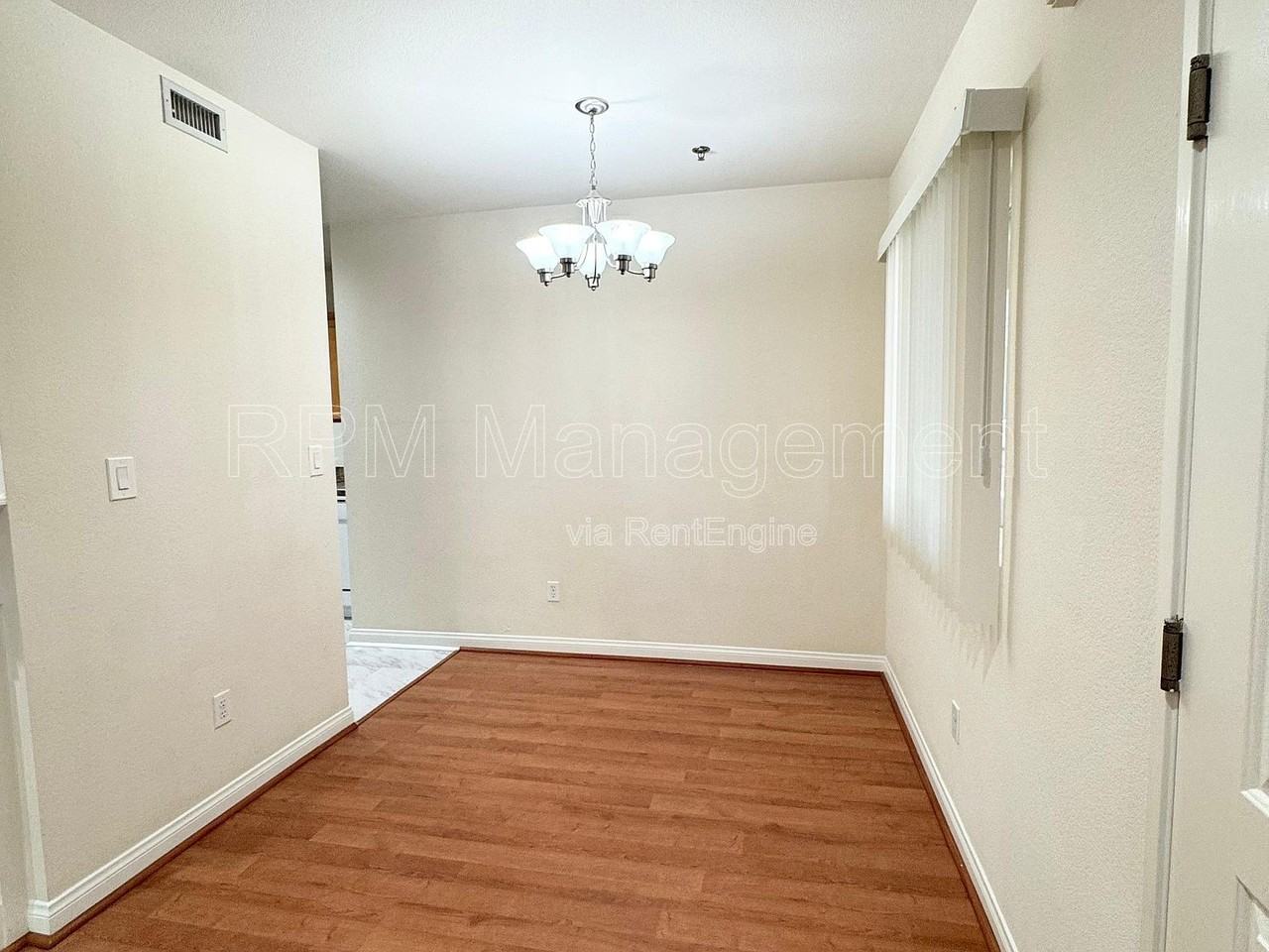 843 N Hayworth Ave #101 - Photo 3 of 15