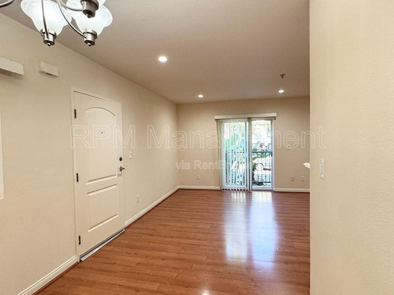 843 N Hayworth Ave #101 - Photo 4 of 15