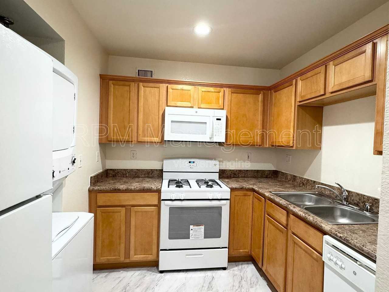 843 N Hayworth Ave #101 - Photo 5 of 15