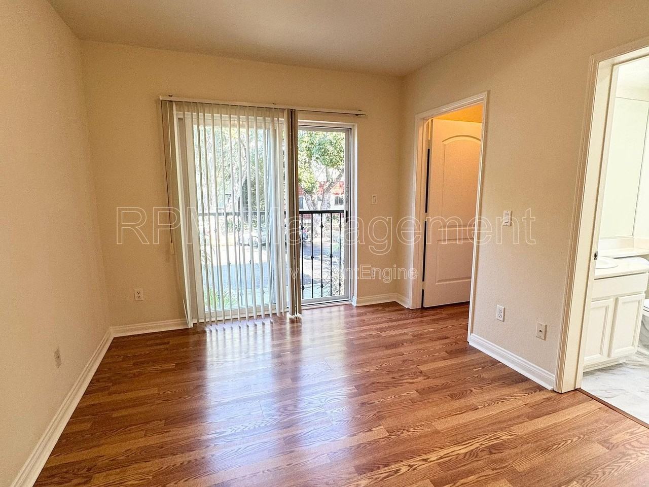 843 N Hayworth Ave #101 - Photo 7 of 15