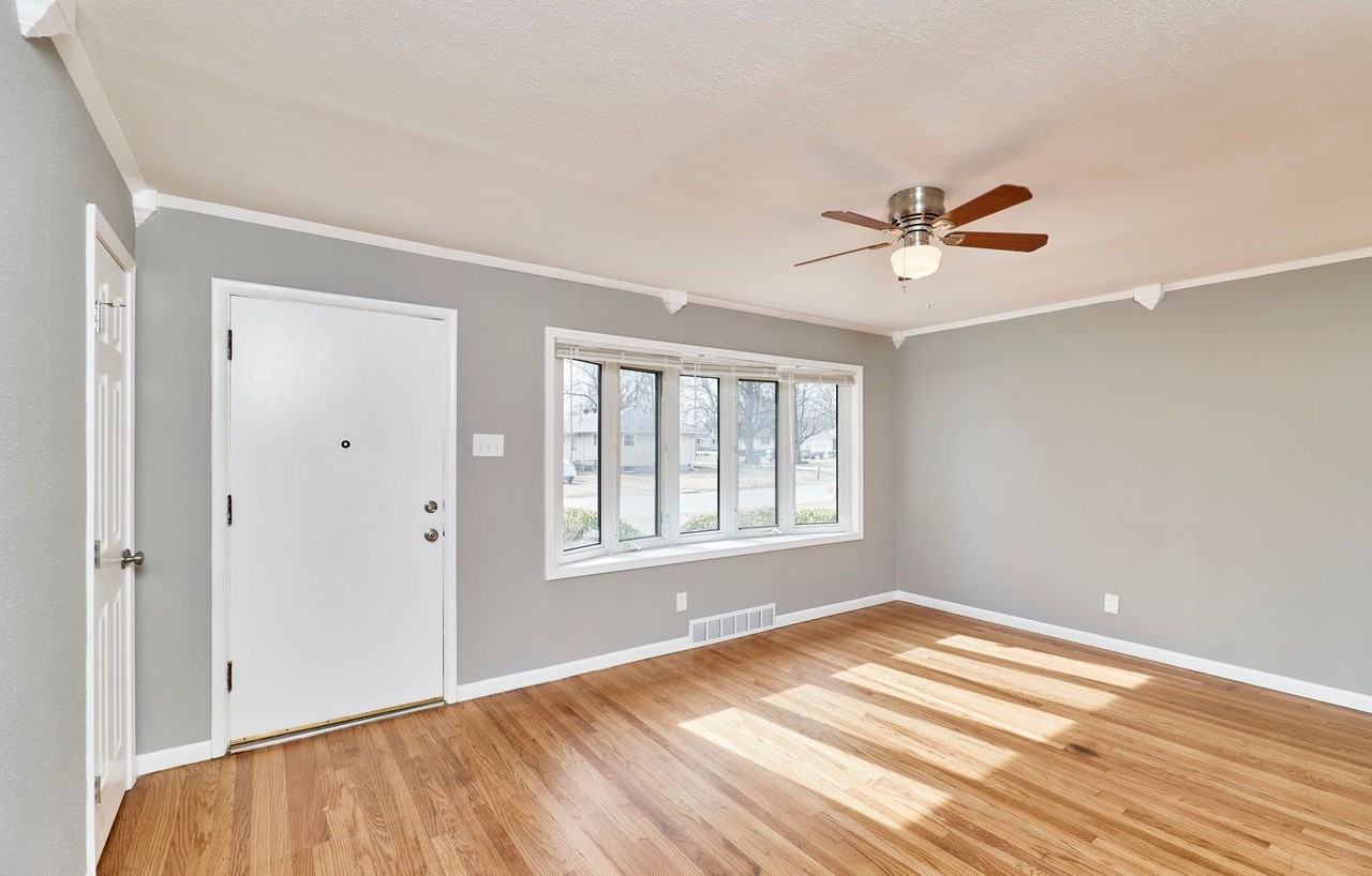 255 Florisota Dr - Photo 5 of 34