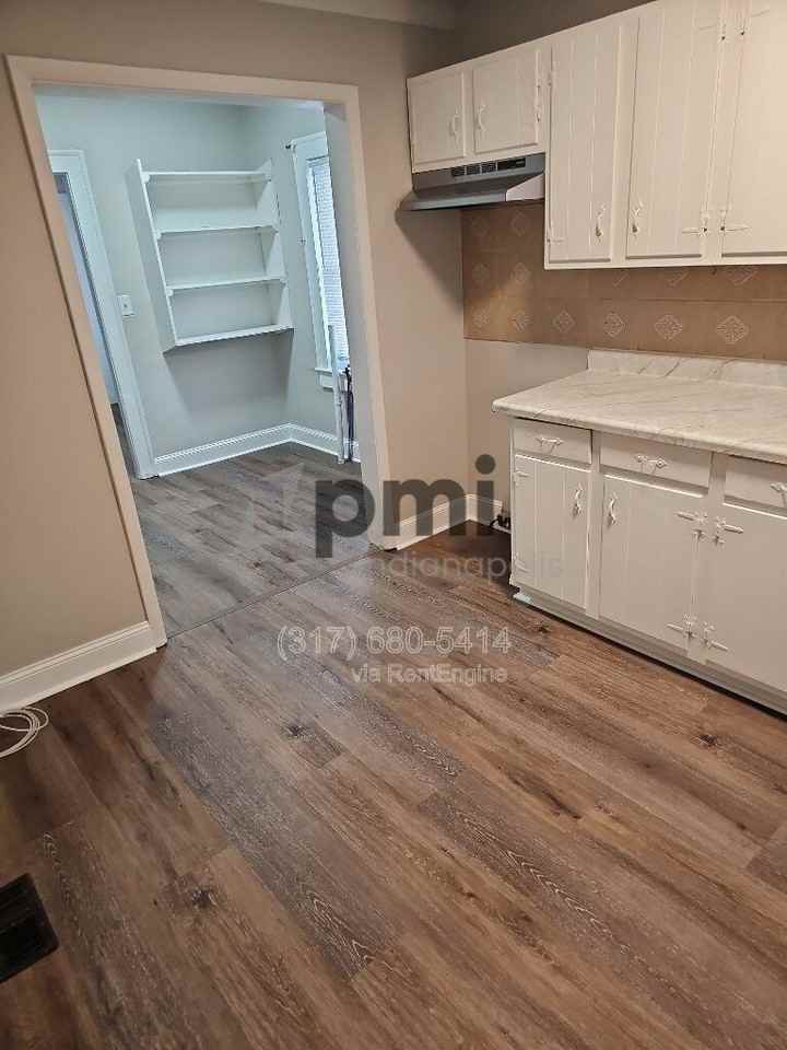 2031 Southeastern Ave - Photo 4 of 30