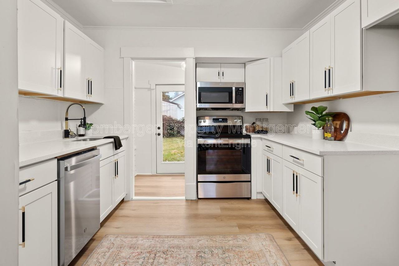 627 E Wellesley Ave - Photo 2 of 25