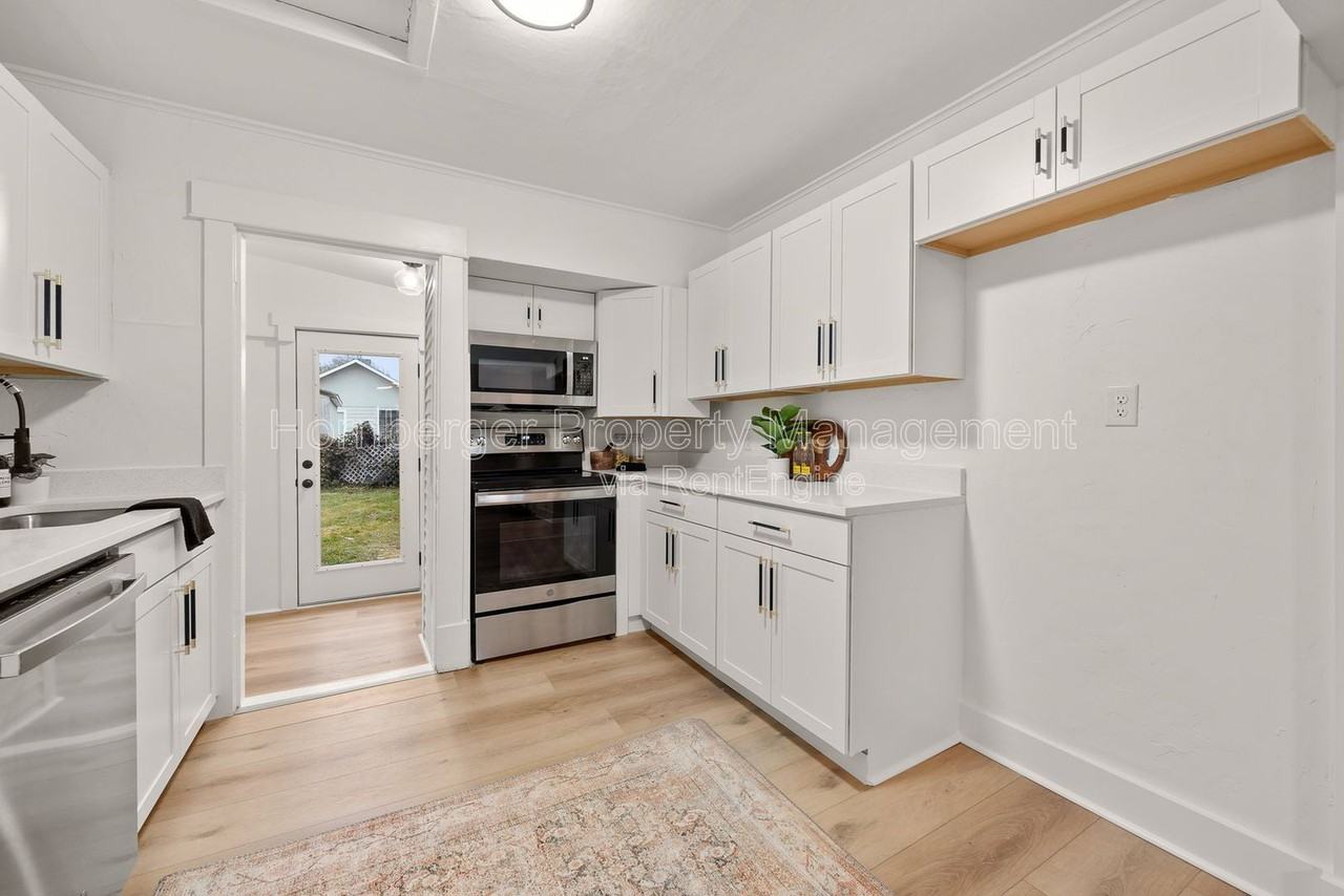 627 E Wellesley Ave - Photo 3 of 25