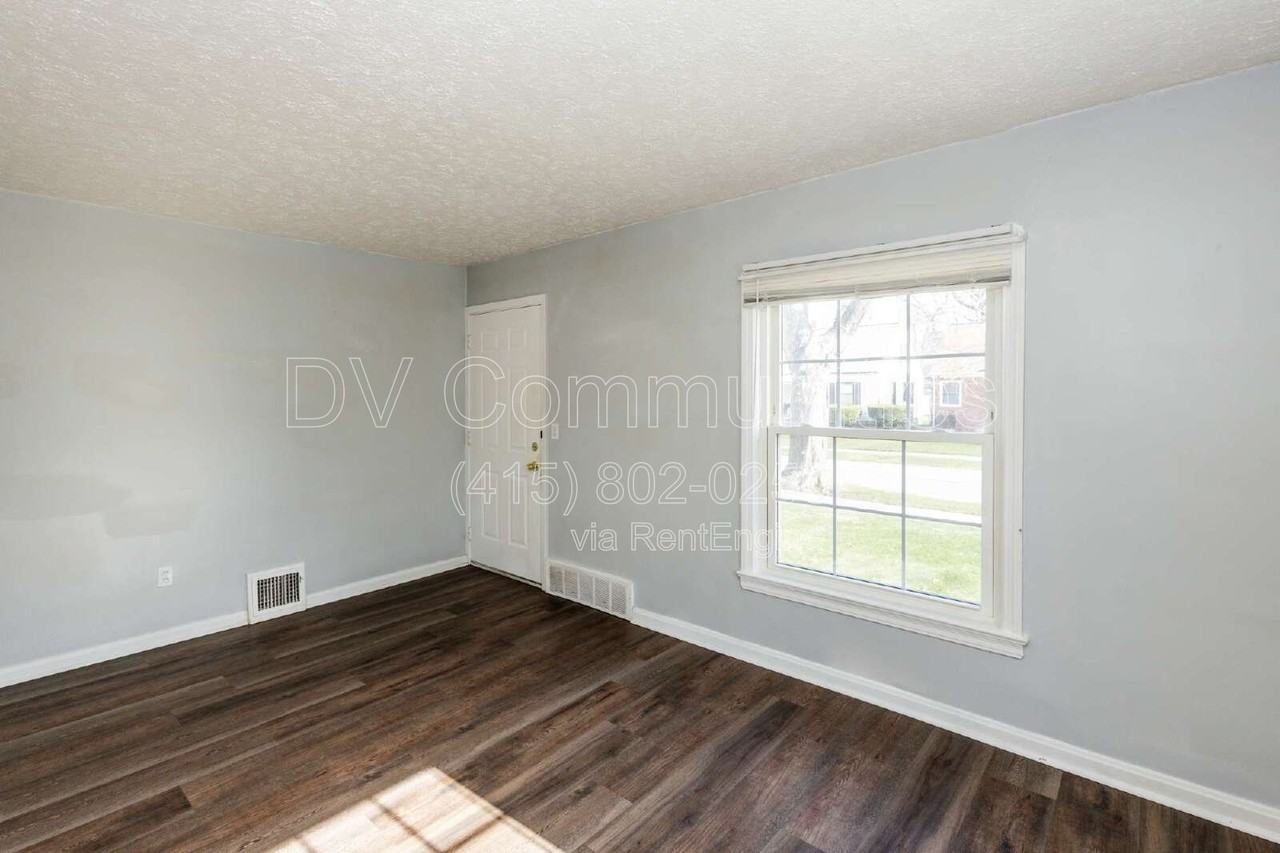 492 E 327th St - Photo 3 of 20