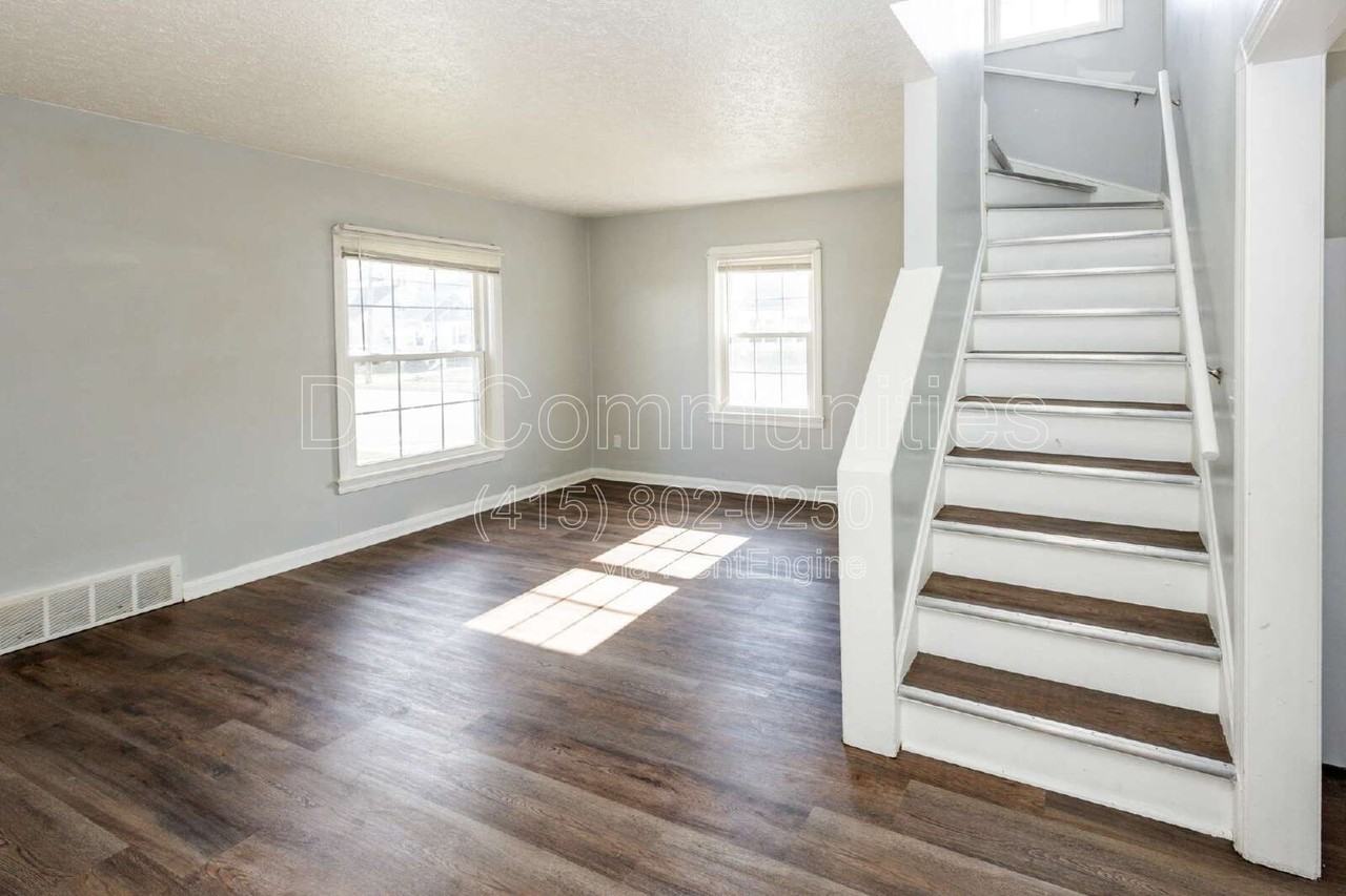 492 E 327th St - Photo 4 of 20