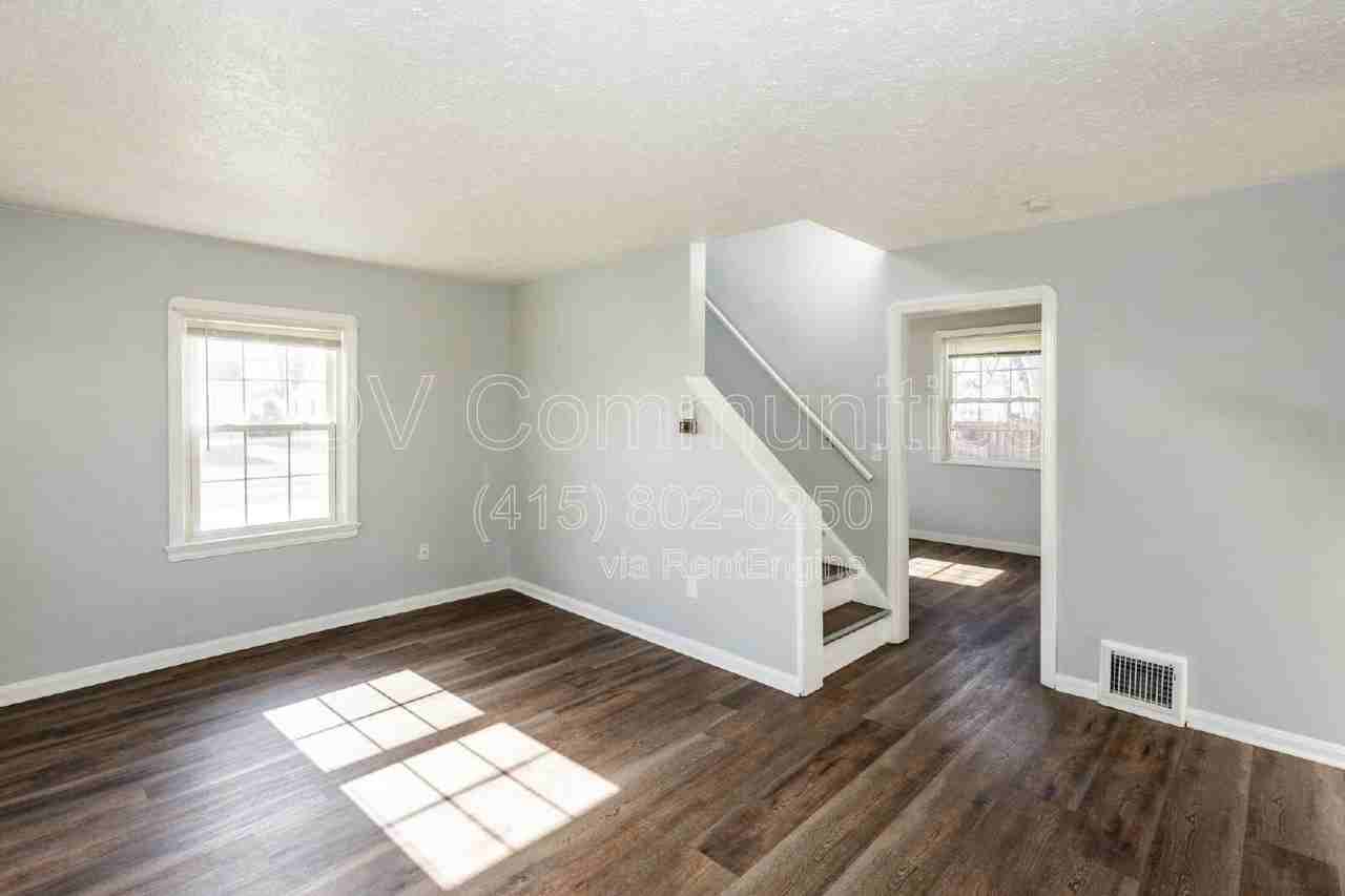 492 E 327th St - Photo 5 of 20