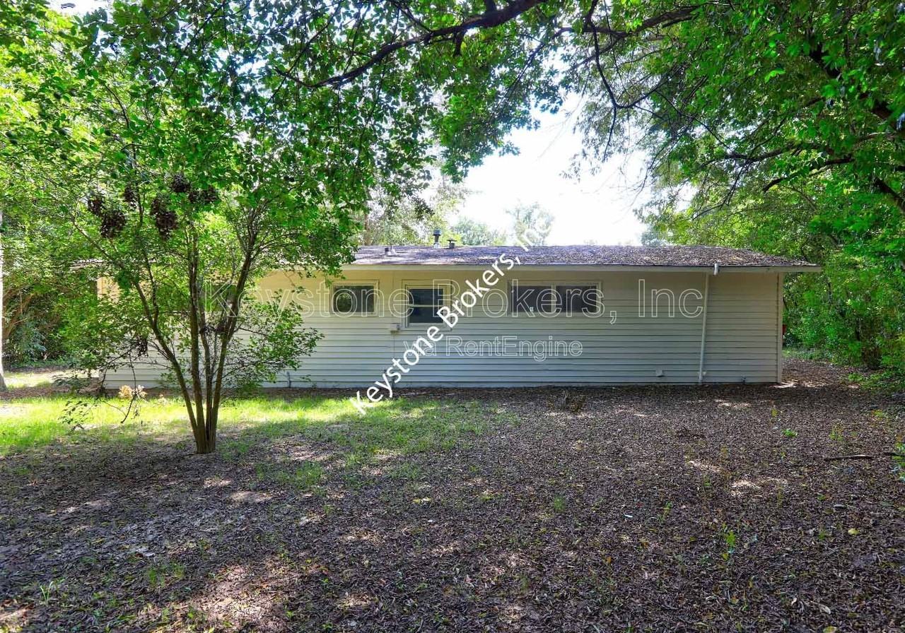 2423 Thrasher Ave - Photo 2 of 9