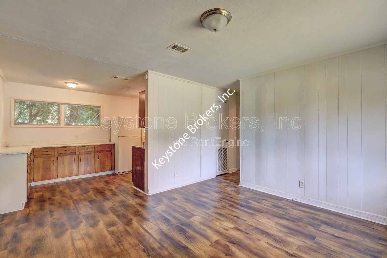 2423 Thrasher Ave - Photo 3 of 9