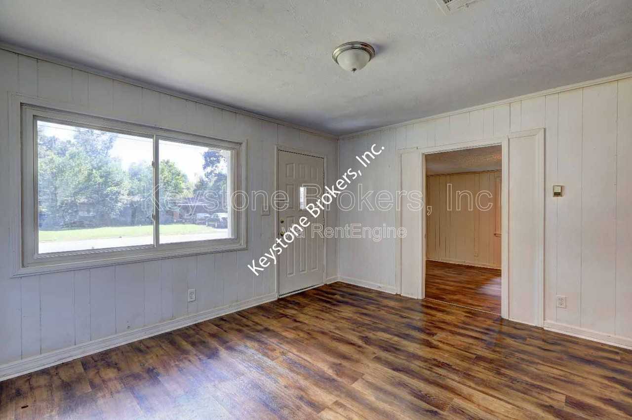 2423 Thrasher Ave - Photo 4 of 9