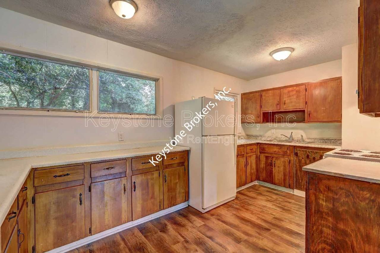 2423 Thrasher Ave - Photo 5 of 9