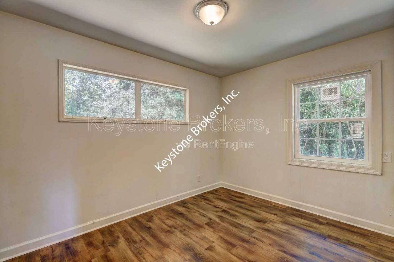 2423 Thrasher Ave - Photo 6 of 9