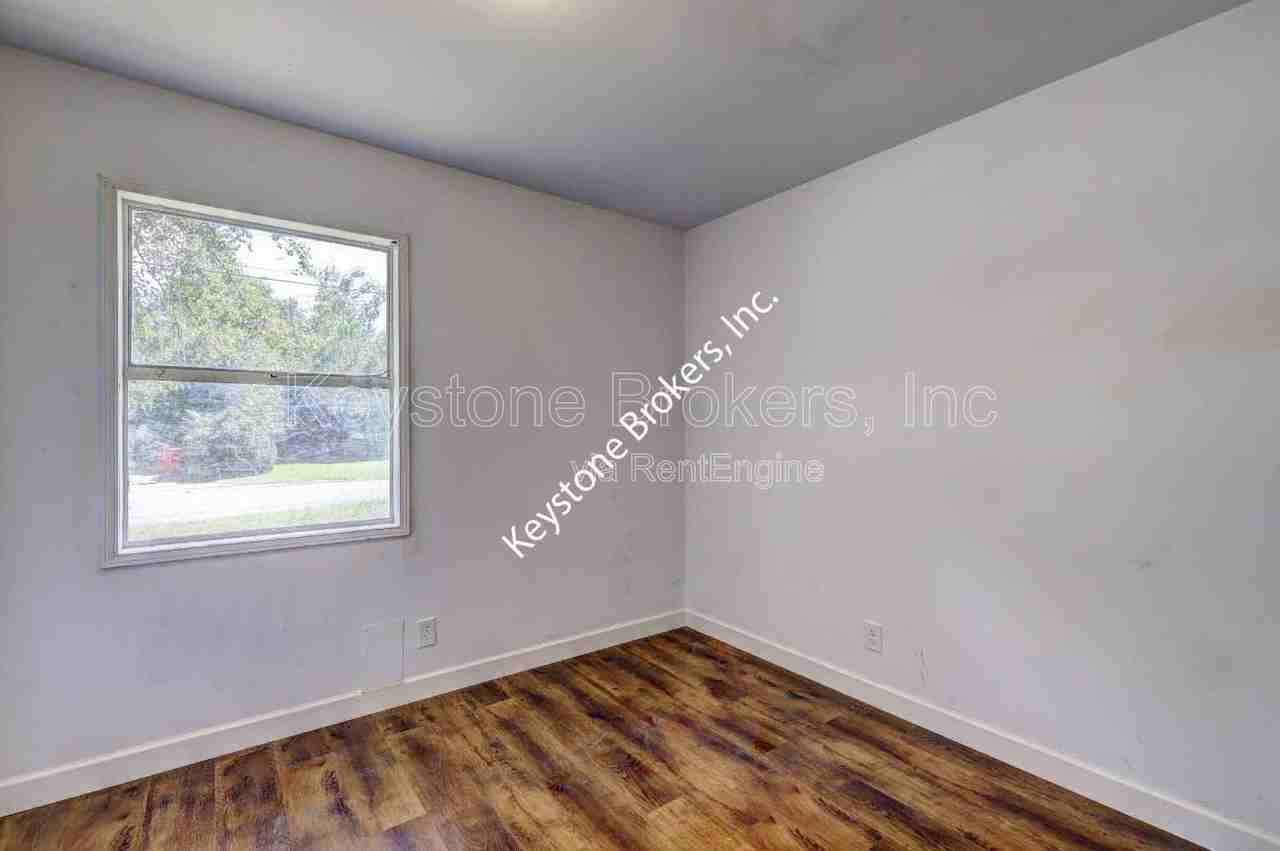 2423 Thrasher Ave - Photo 7 of 9