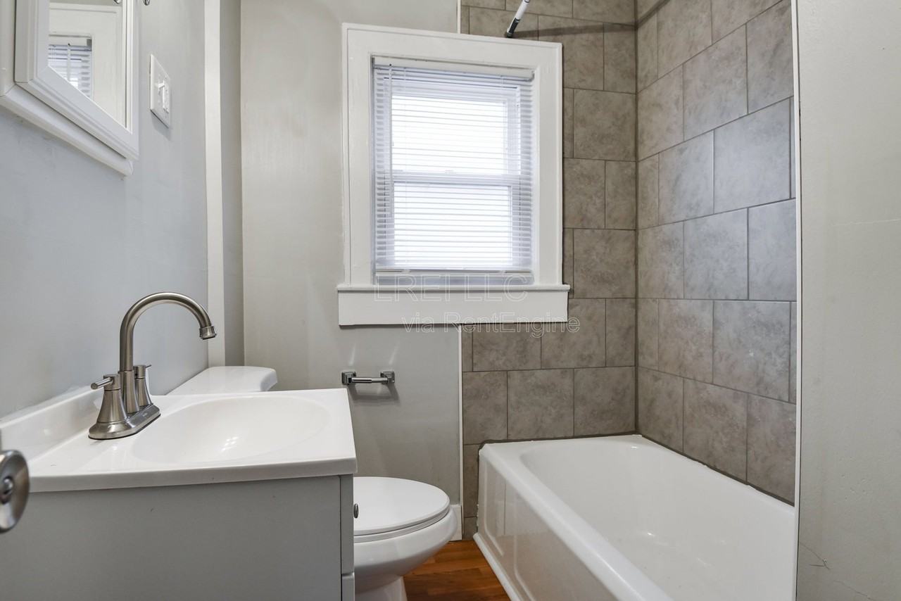 1732 S 23rd St - Photo 4 of 18