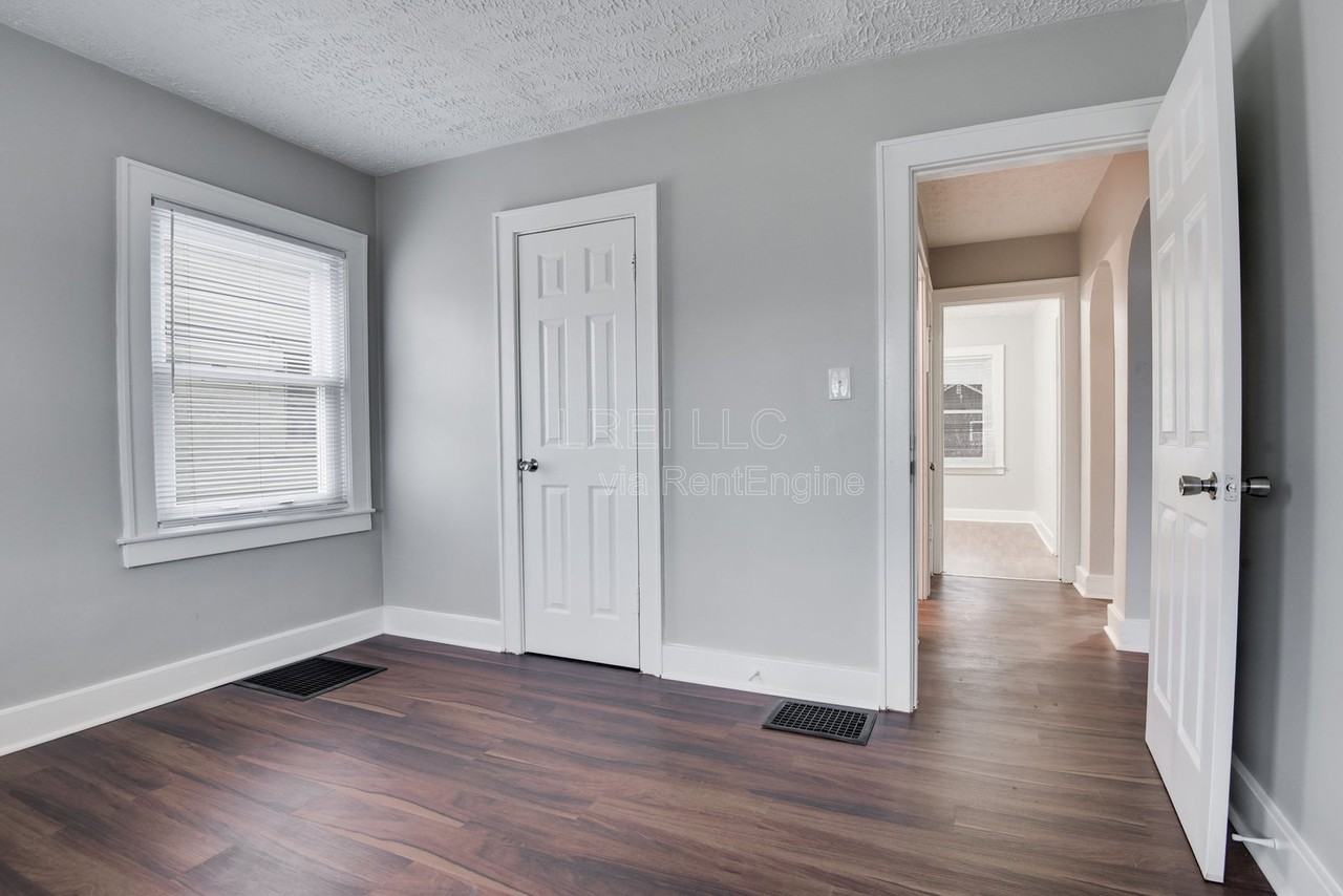 1732 S 23rd St - Photo 5 of 18