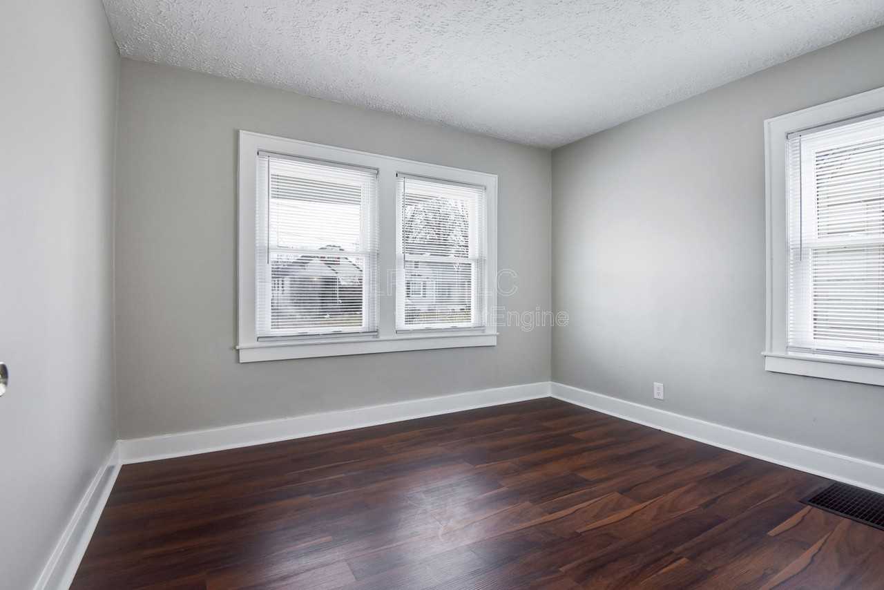 1732 S 23rd St - Photo 6 of 18