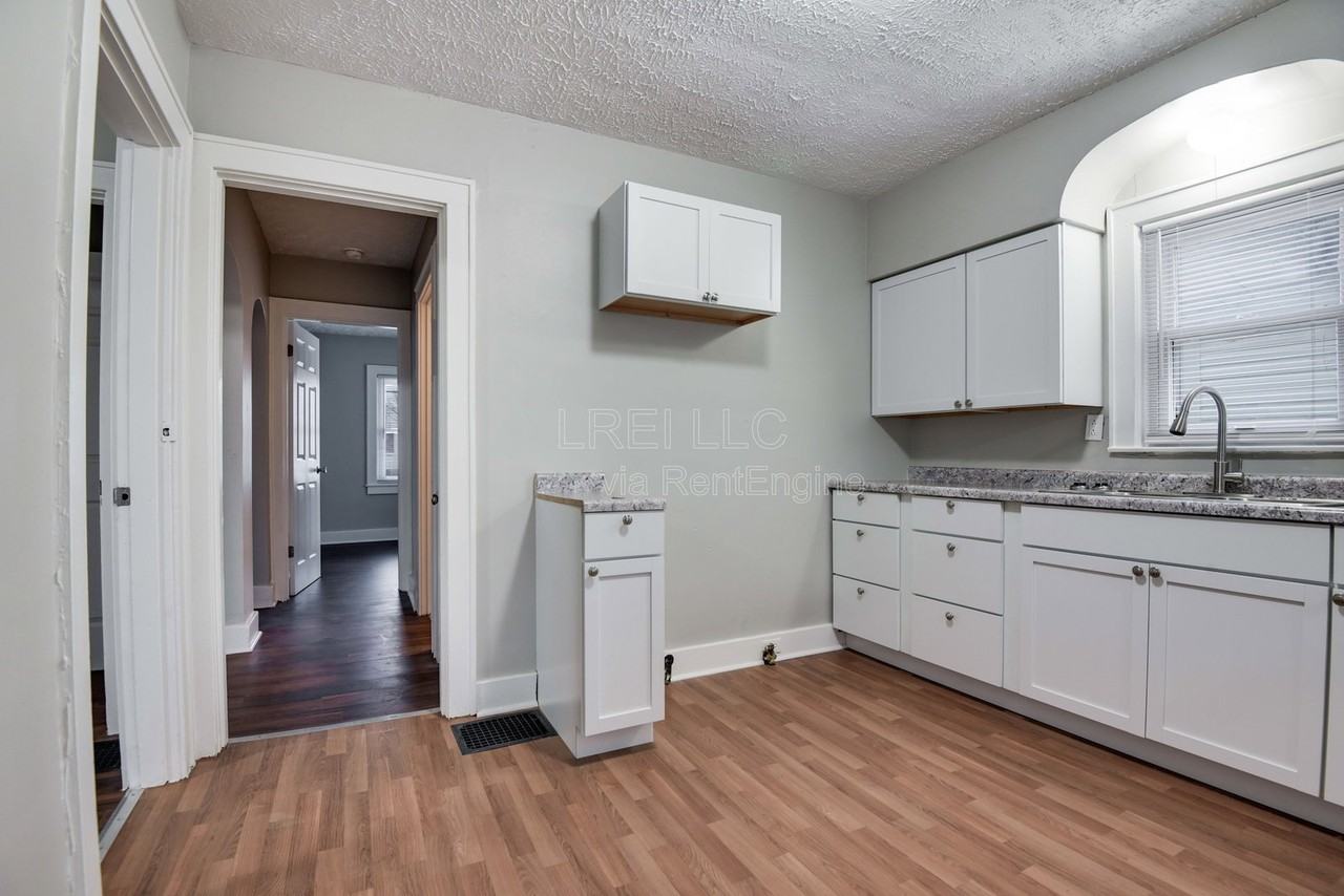 1732 S 23rd St - Photo 7 of 18