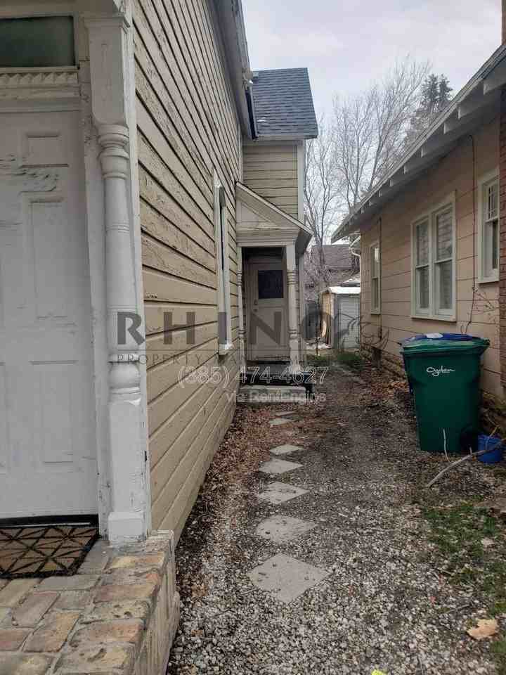 807 20th St #B - Photo 4 of 6