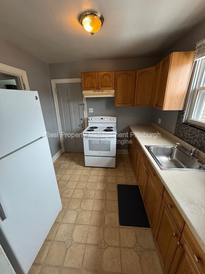 4 Amherst Ave #4 - Photo 5 of 9