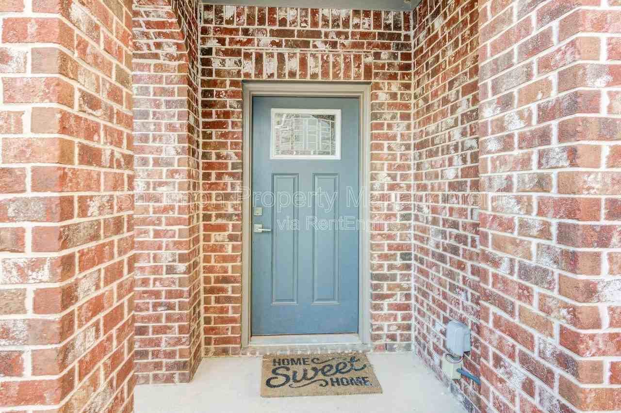 1605 Colorado St - Photo 2 of 20