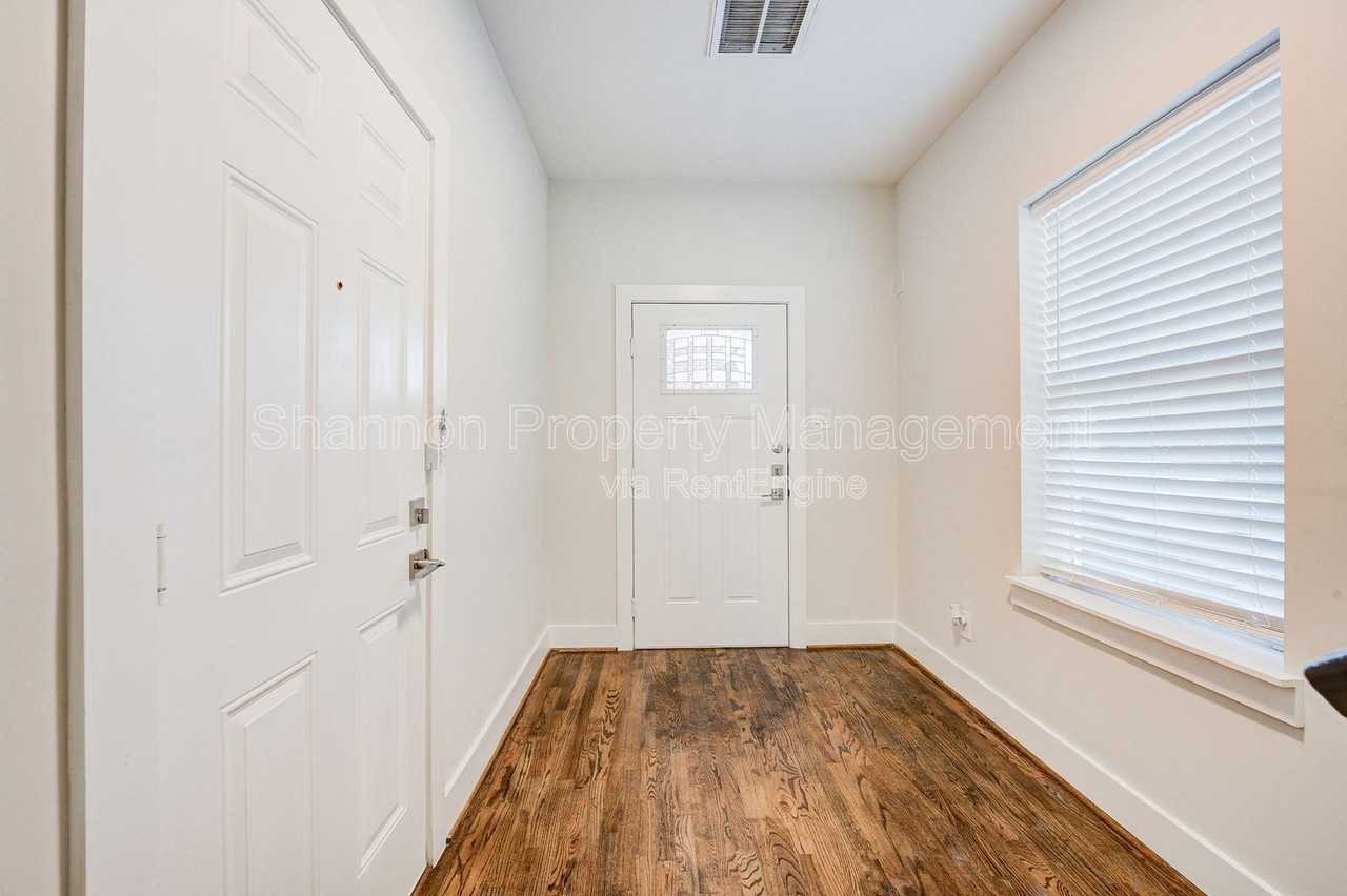 1605 Colorado St - Photo 3 of 20