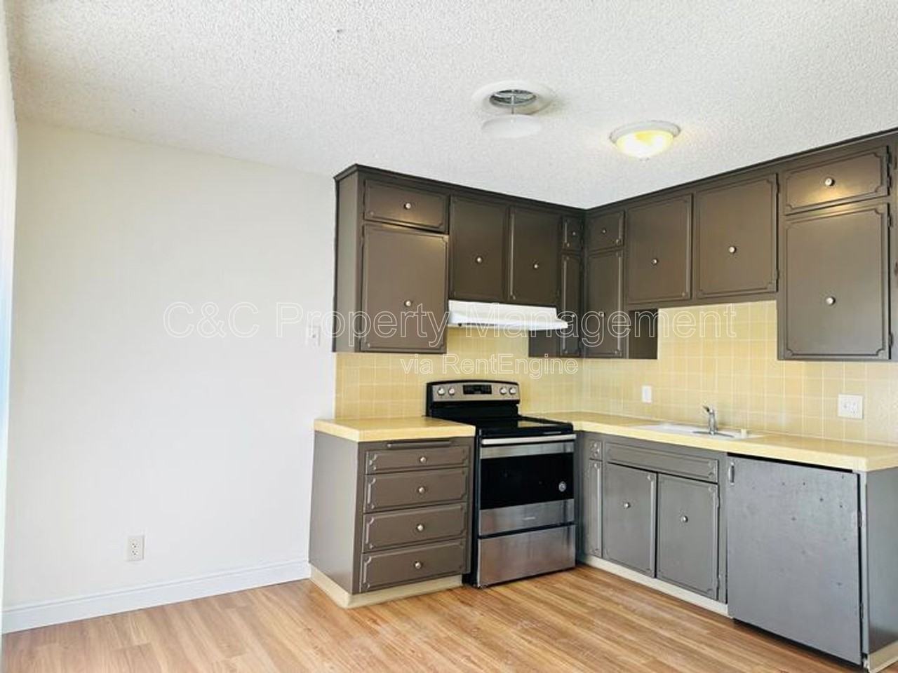 1668 W Ashlan Ave - Photo 2 of 16