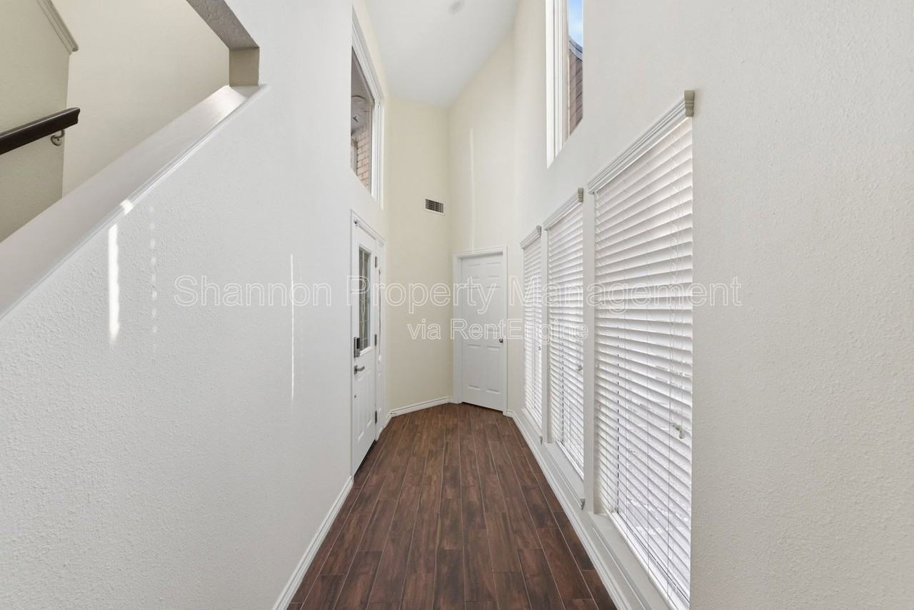 14210 Briarhills Pkwy - Photo 4 of 44