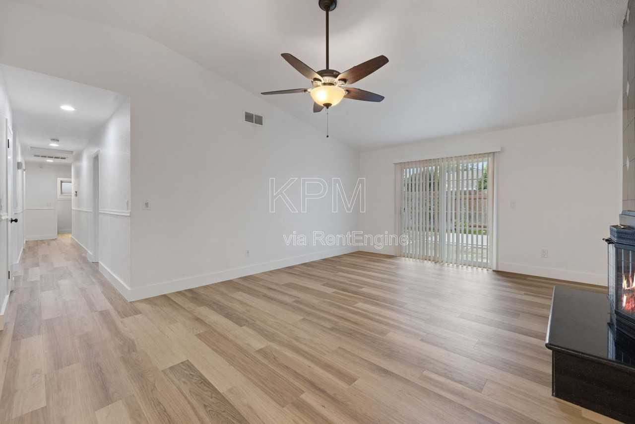 9741 Treetop Dr - Photo 4 of 29