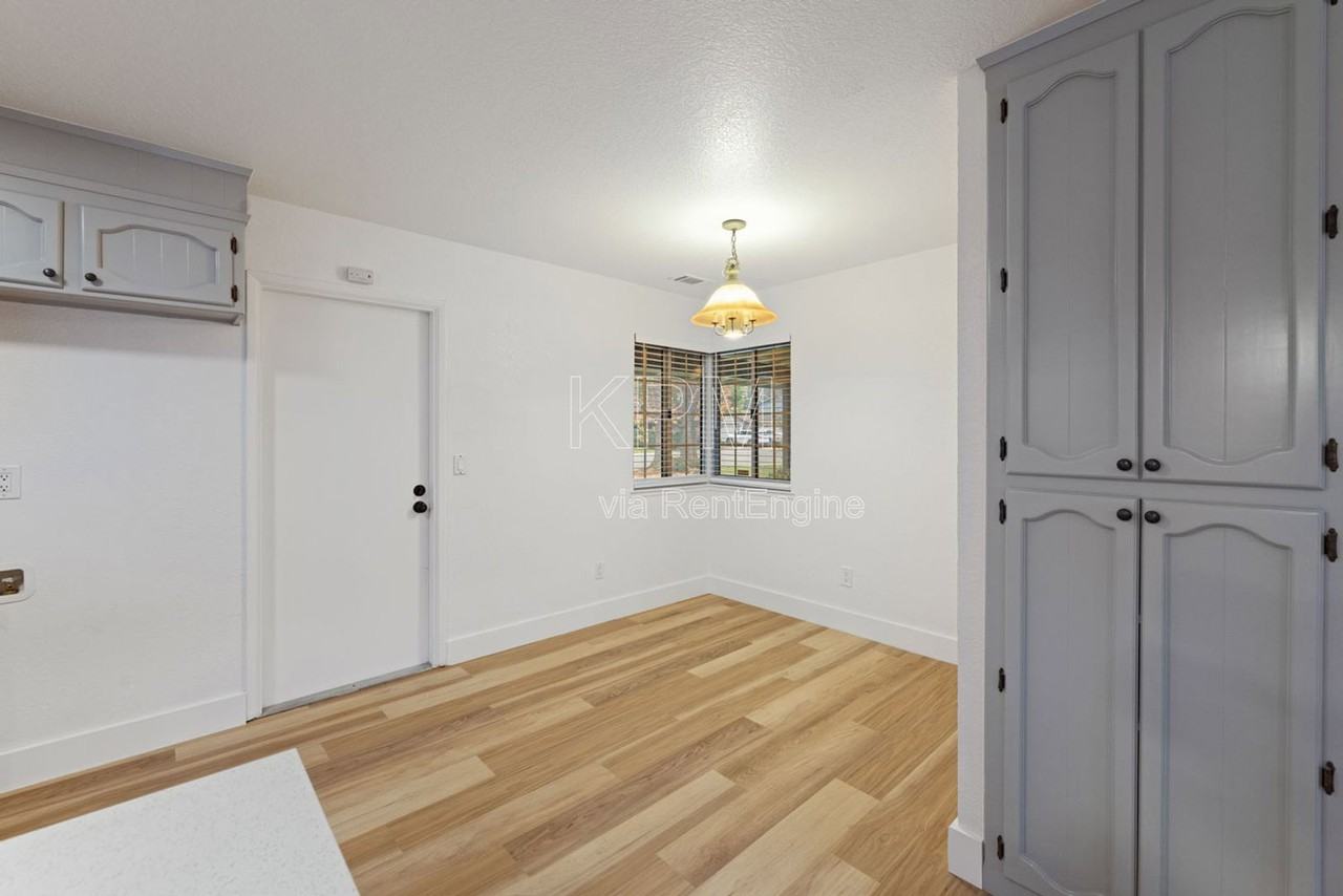 9741 Treetop Dr - Photo 7 of 29