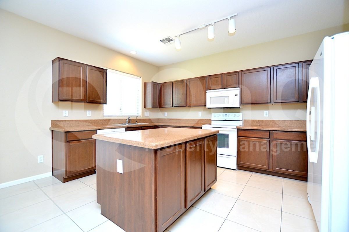 3028 E Patrick St - Photo 2 of 16