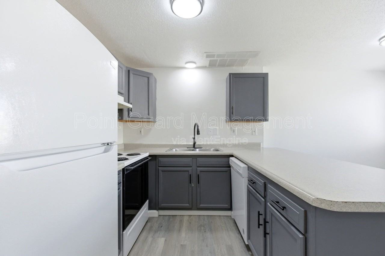 1918 S Cleveland Ave - Photo 5 of 27