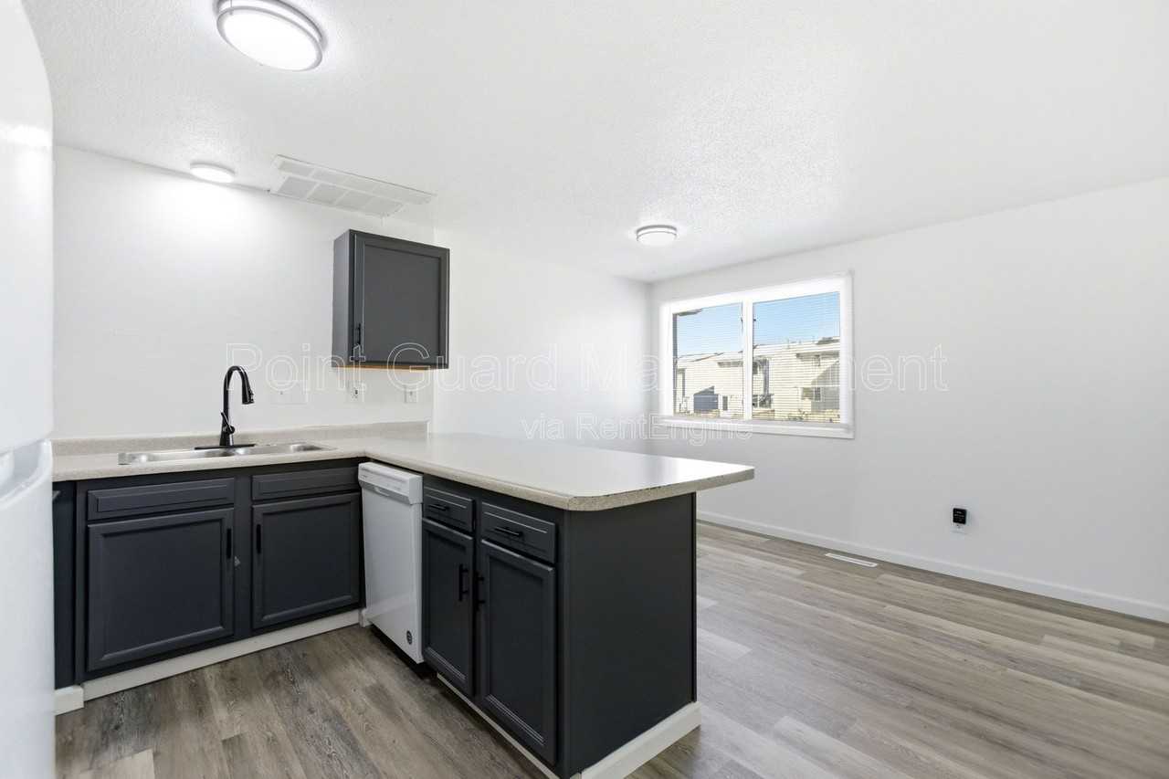 1918 S Cleveland Ave - Photo 6 of 27