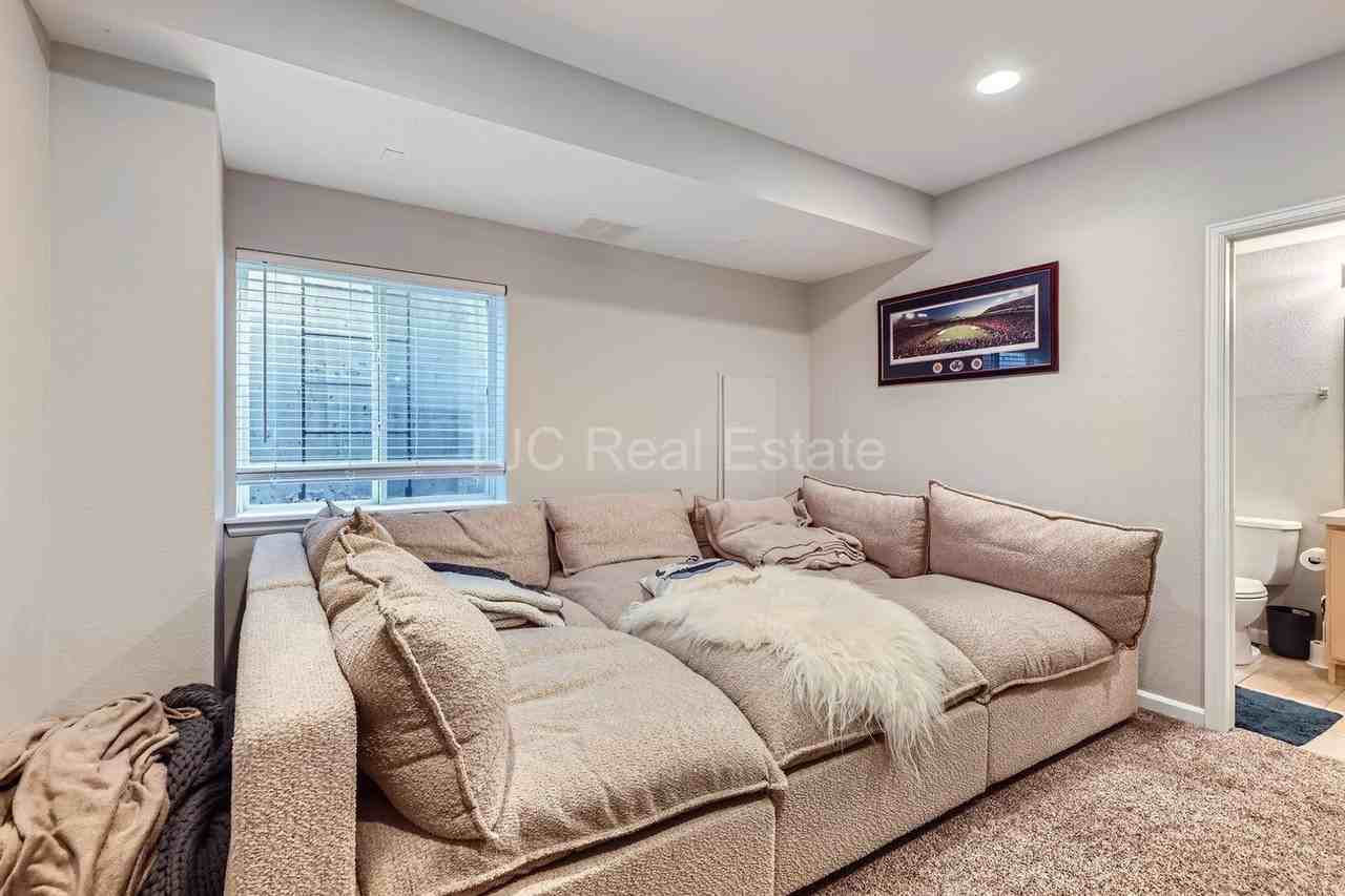 2241 Valentia St - Photo 4 of 11