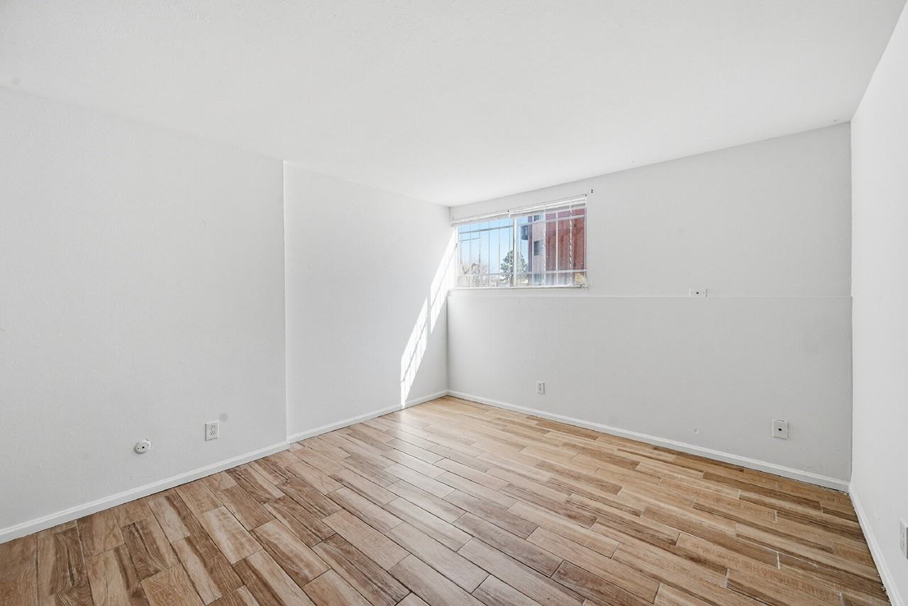 3623 S Sheridan Blvd - Photo 4 of 22