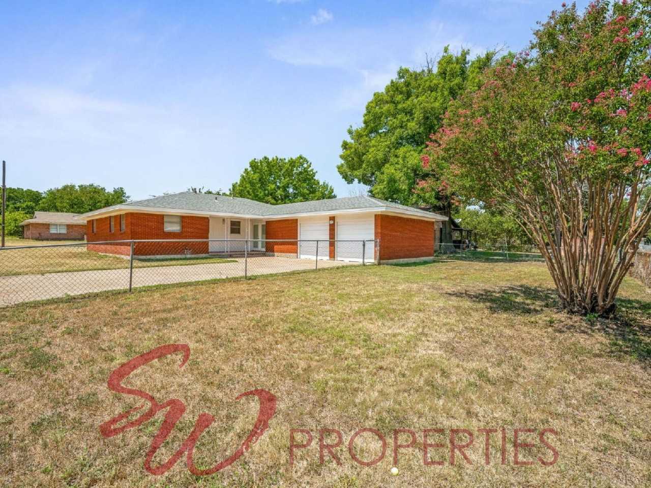 1821 N Mccart St - Photo 3 of 20