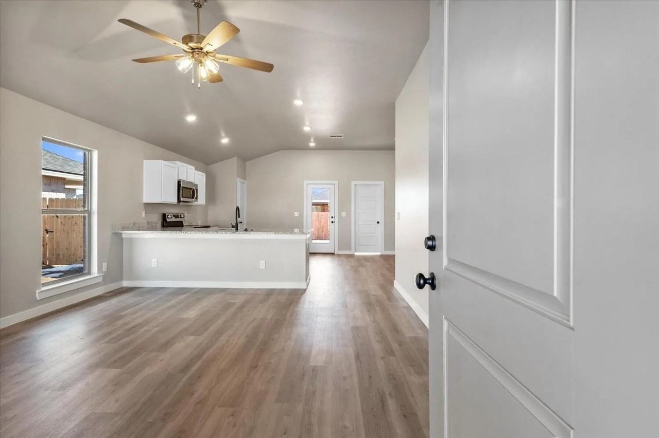 6929 10th St - Photo 2 of 16