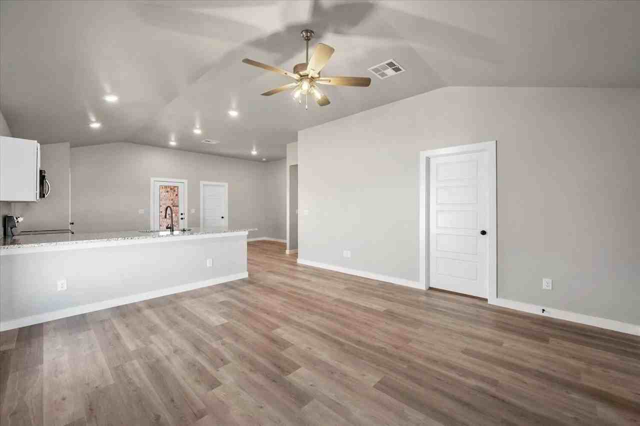 6929 10th St - Photo 4 of 16