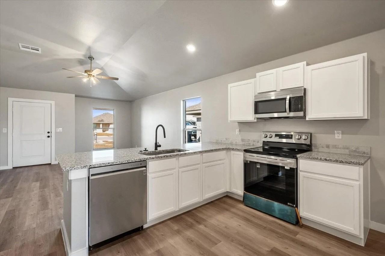 6929 10th St - Photo 7 of 16