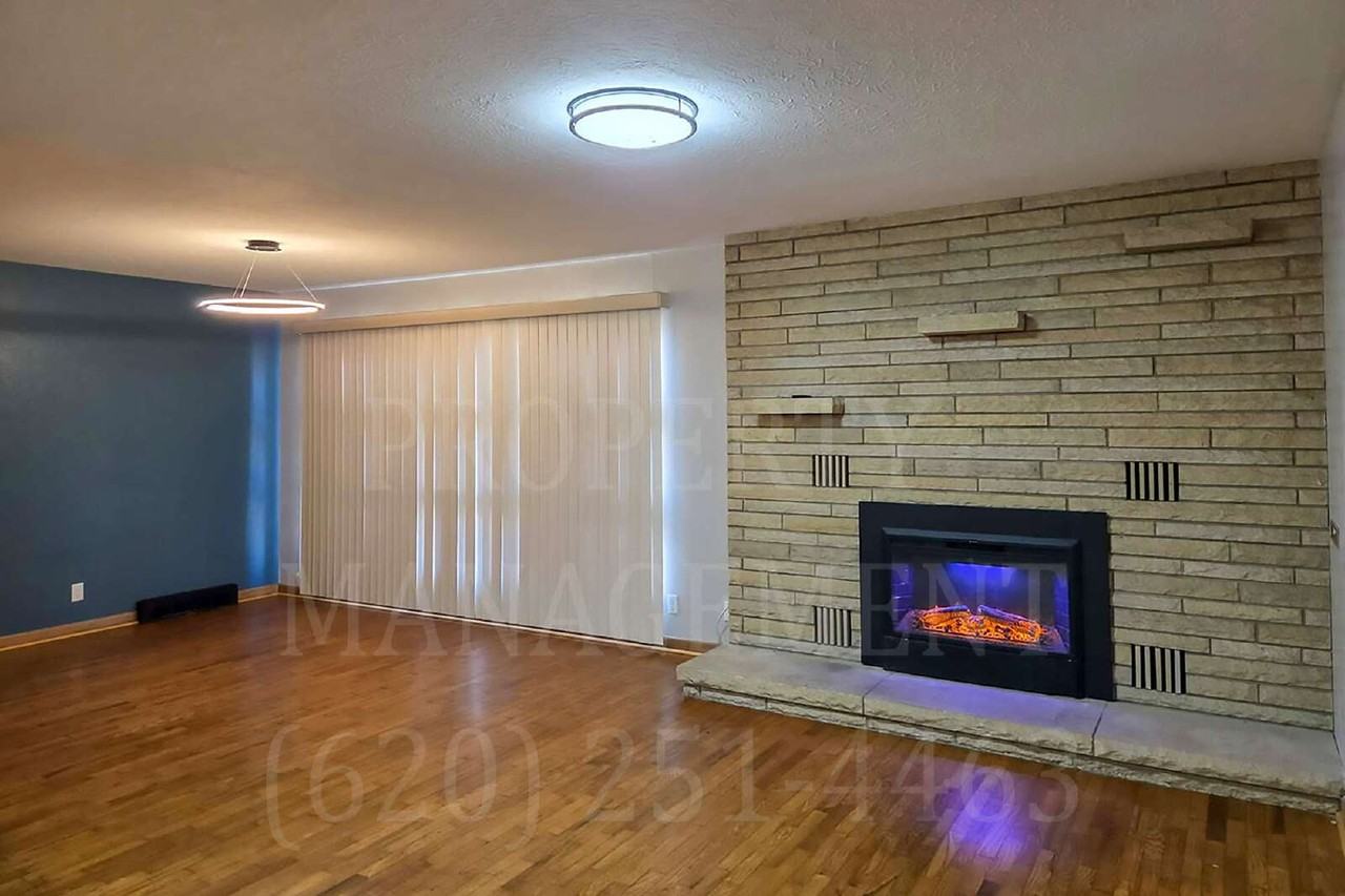 2203 W 4th St - Photo 2 of 3