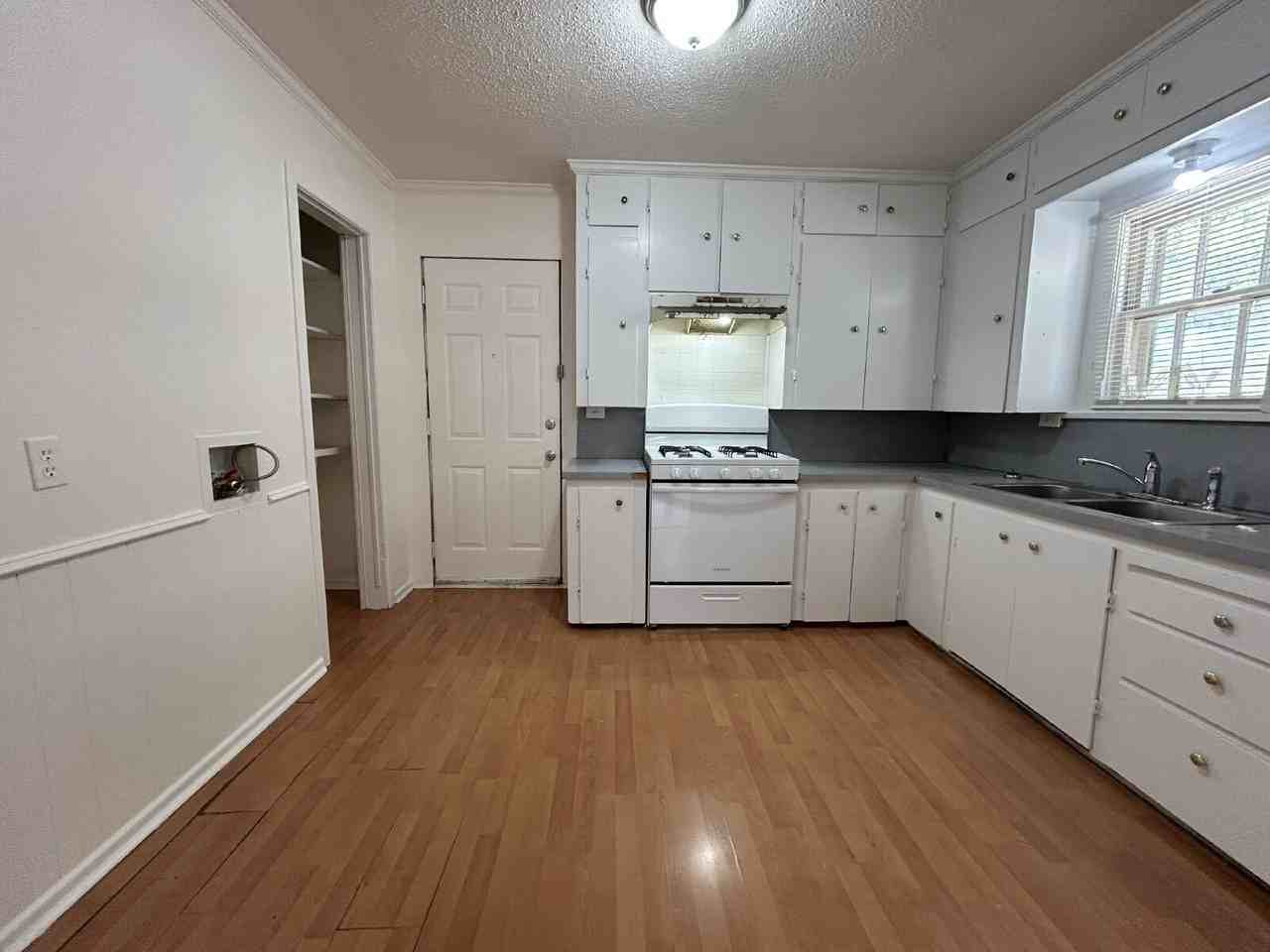 2211 26th St - Photo 5 of 16