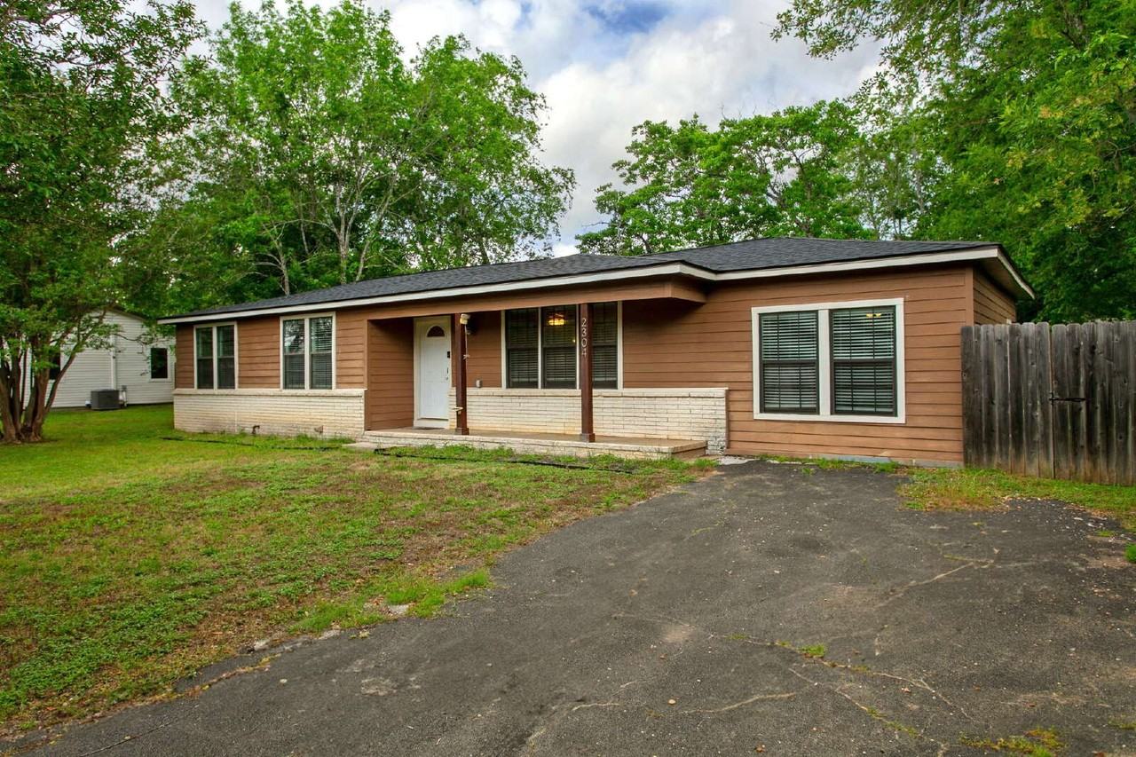 2304 Staunton Dr - Photo 2 of 19