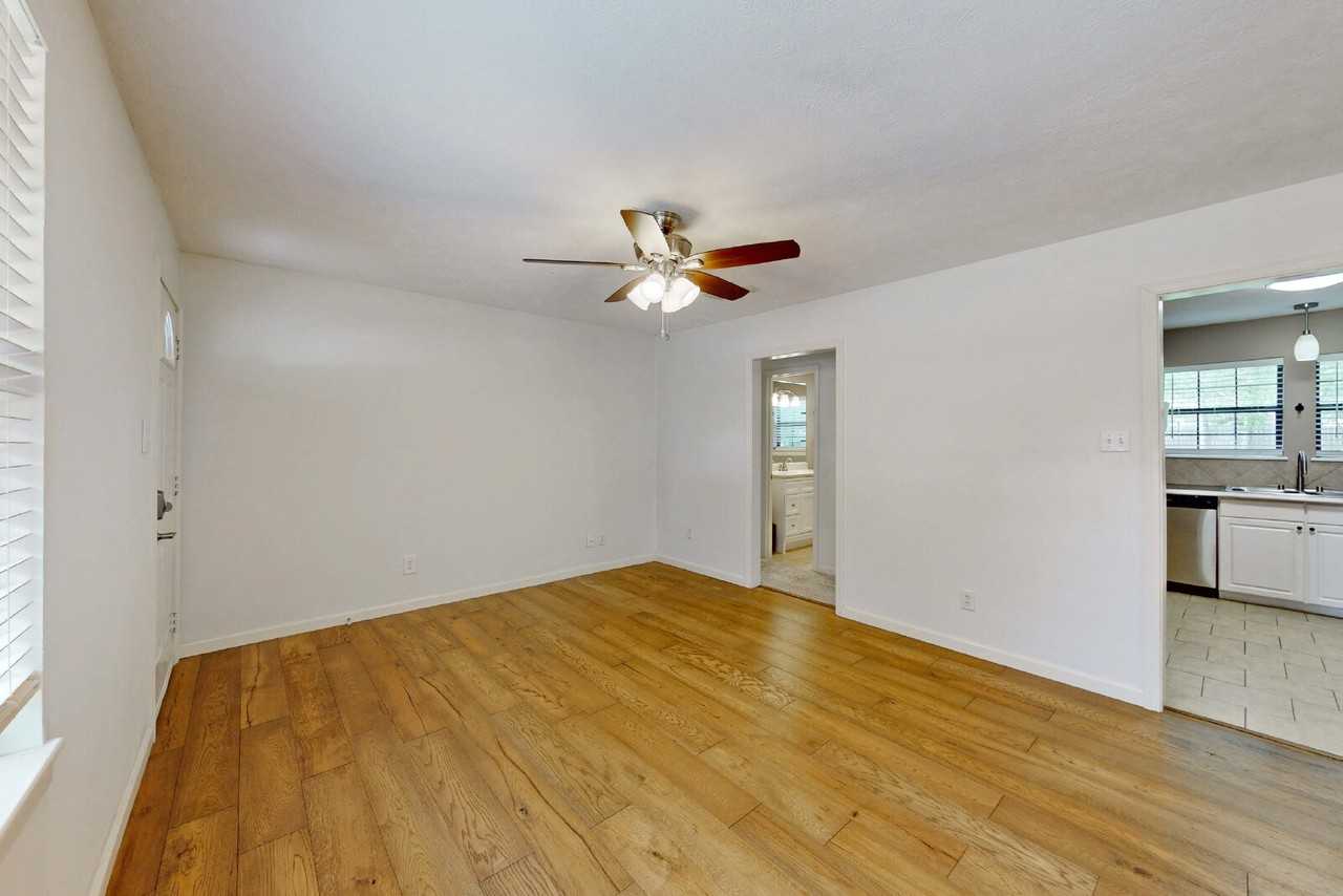 2304 Staunton Dr - Photo 5 of 19