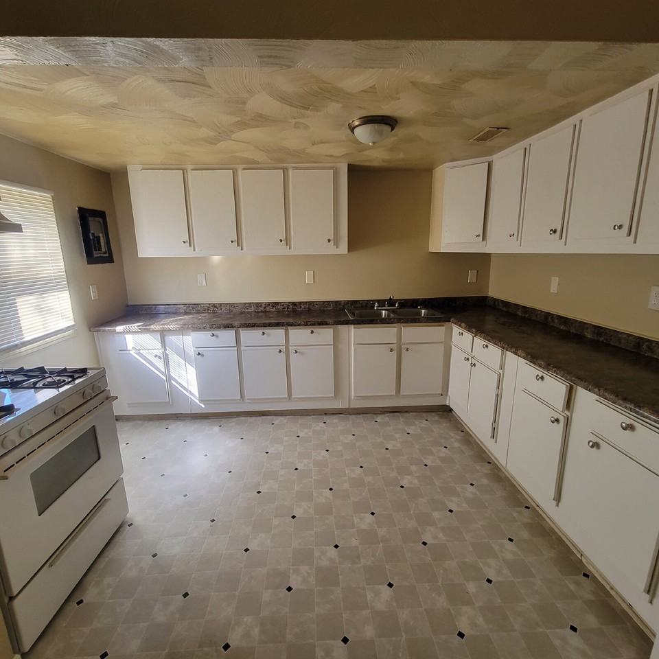 754 N Somerset Ave - Photo 2 of 5