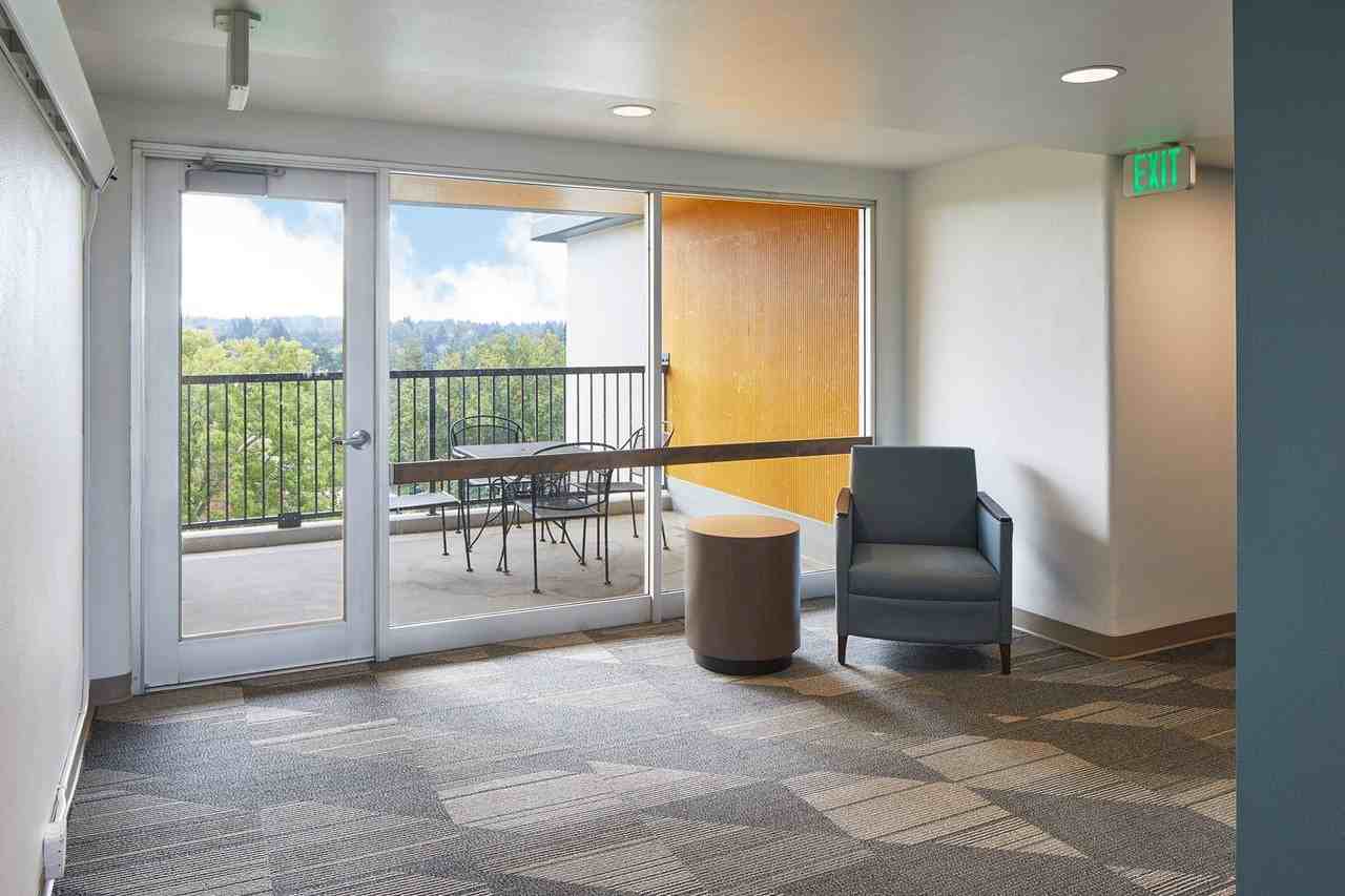 Hillside Manor - Photo 5 of 9