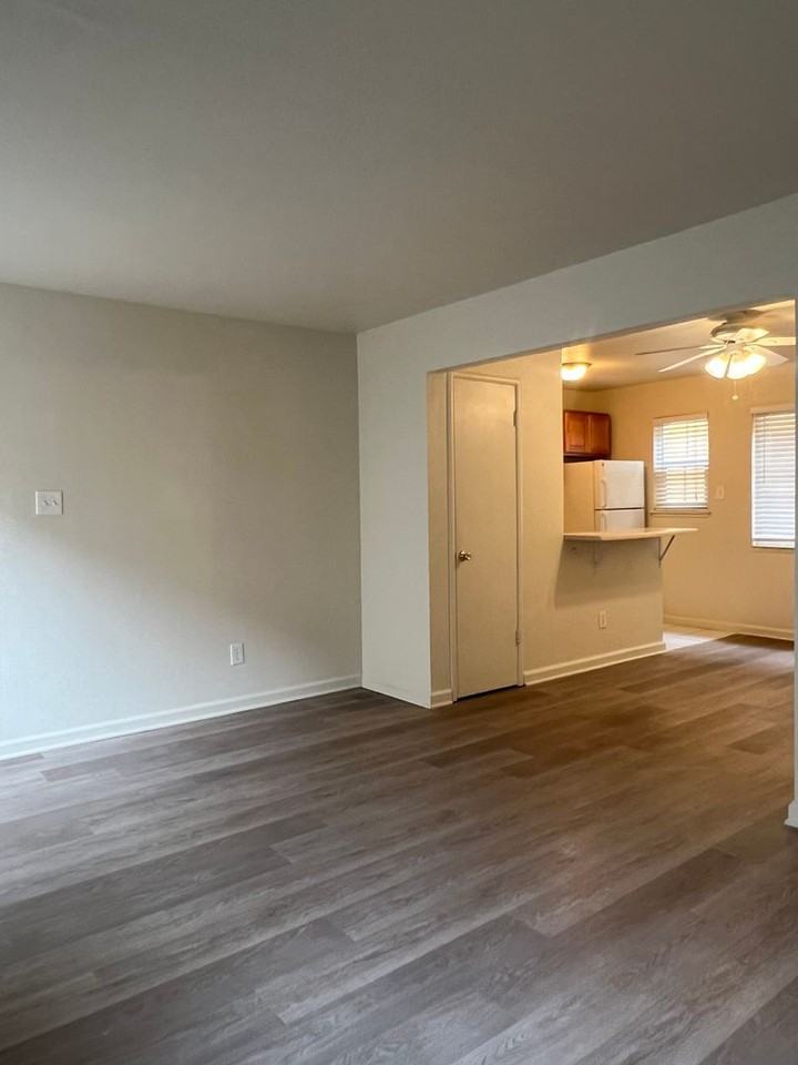 1819 G St - Photo 4 of 14