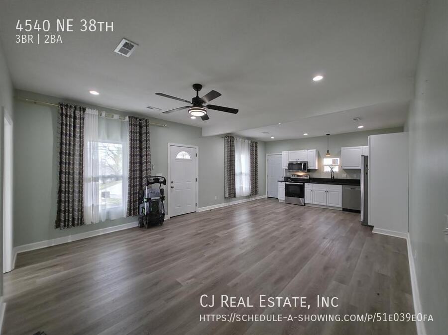 4540 Ne 38th St - Photo 2 of 11