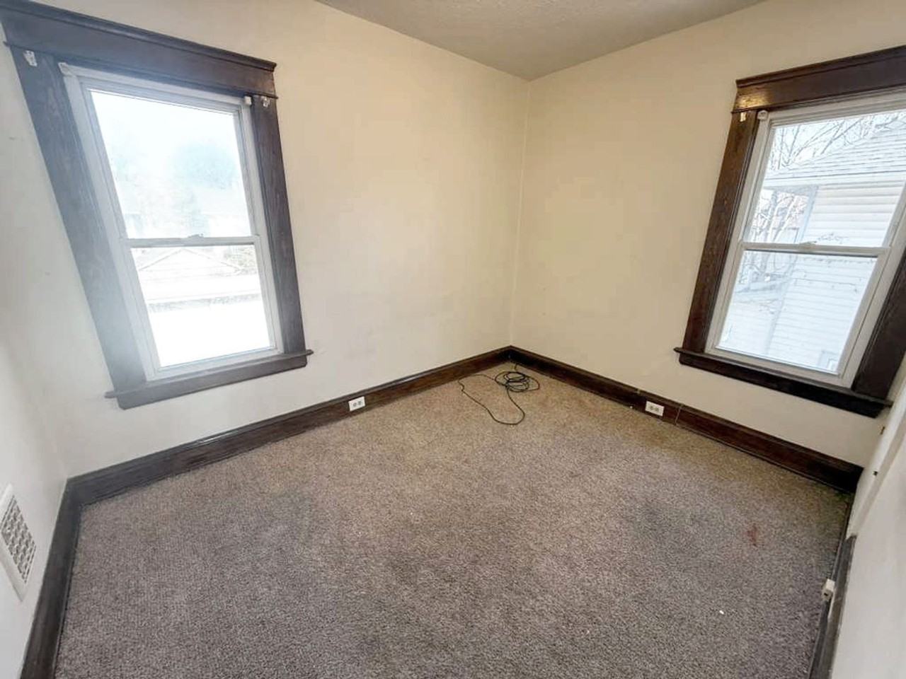 15401 Grovewood Ave - Photo 6 of 22