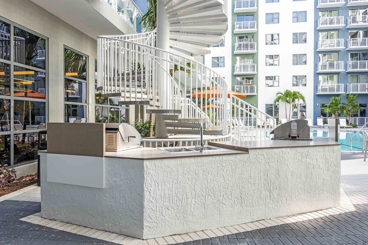 Lazul North Miami Beach Apartments - Photo 3 of 18